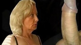 Granny gives great blowjob and gets cunt fucked