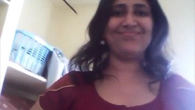 Curvy Indian aunt reveals her large breasts and pubic area in an explicit video