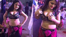 A tantalizing performance by a sultry dancer