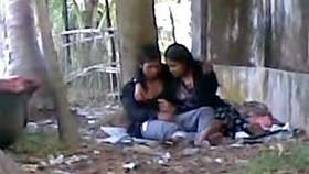 Teen Indian girl gives oral sex in public park