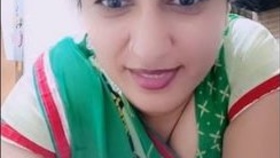 Sensual bhabhi Manju performs in arousing live show