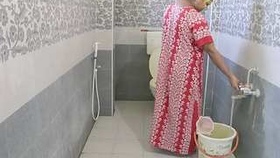 Indian BBW wife takes a bath in video