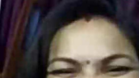 Indian whore gives sex joy to XXX fans flashing a bit her pussy