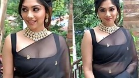 Insta Milf Roshni Winet With Hot Transparent Neckline