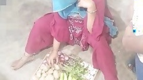 In a clear voice scolding her daughter-in-law who sells vegetables
