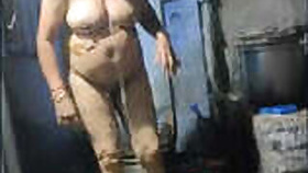 Indian Bhabhi bathes in Vdo